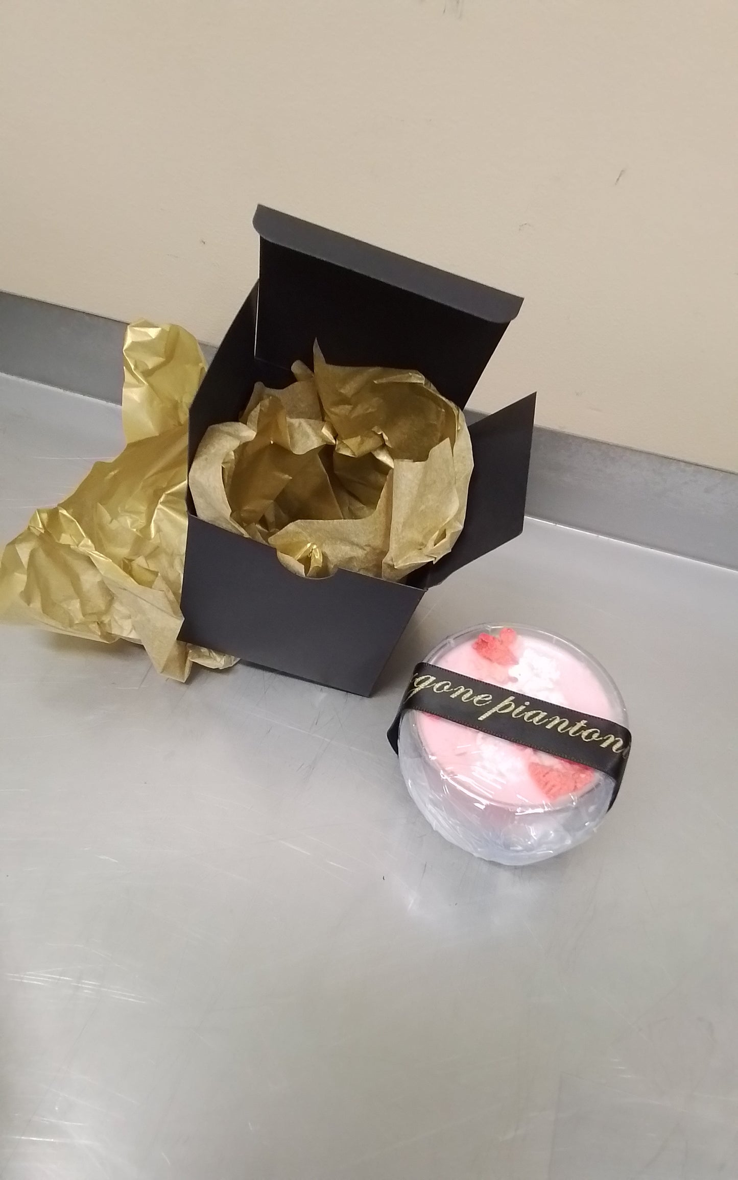 Arthodisiac fragrance100% sheep tallow candle putulie and straberry essential oils hand made canadian